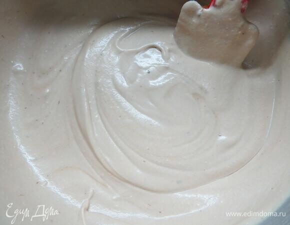 Соединяем с молочной массой, перемешиваем лопаткой до однородности.