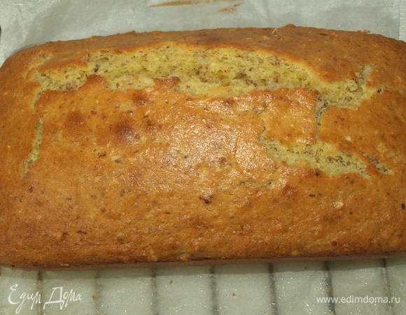 Готовый кекс достаем из духовки. Даем немного остыть в форме, достаем и оставляем на решетке до полного остывания.