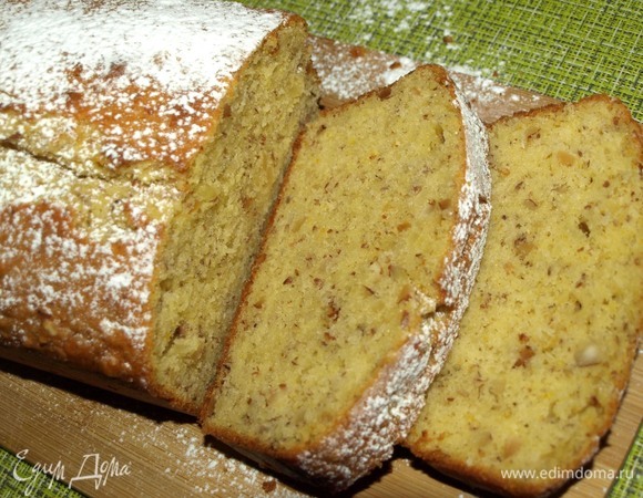 Кекс посыпаем сахарной пудрой. Можно подавать к столу.
