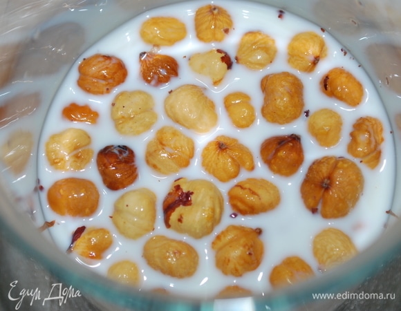 90 г орехов залить молоком (160 мл), закрыть чашку пленкой или крышкой и оставить настаиваться.