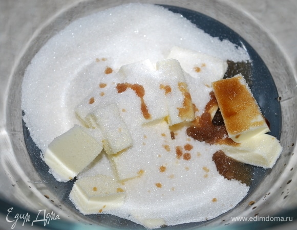 Для шоколадного крамбла масло (100 г) нарезать кубиками, добавить сахар и ванильный сироп, все это размягчить с помощью блендера или руками.