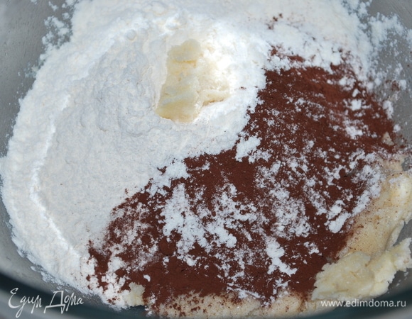Добавить муку, соль и какао.