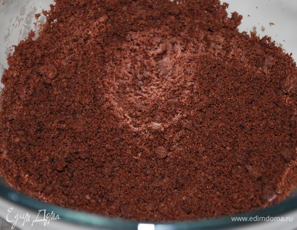 Перемешать до состояния влажной крошки. Охладить минимум 1 час.