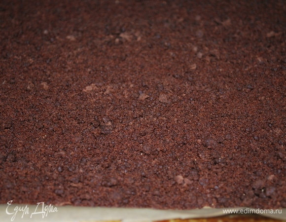 После охлаждения выпекать крамбл при температуре 170°C примерно 15 минут. При выпекании перемешать для более равномерного запекания.