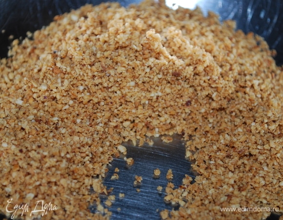 Пока тесто запекается, фундук надо перемолоть с помощью блендера в крошку.