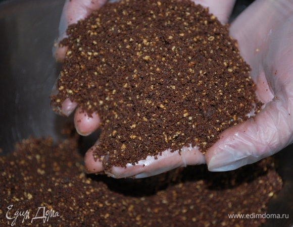 После запекания надо полностью охладить крамбл и перемолоть в мелкую крошку. Перемешать его вместе с фундуком и подмешать подтопленное сливочное масло (30 г).