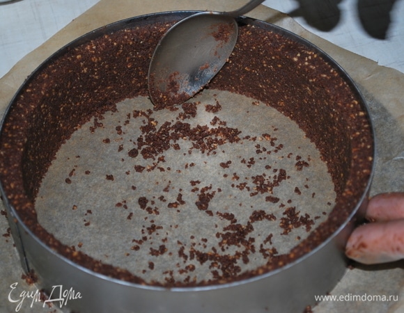 Форму-кольцо надо смазать сливочным маслом и сформировать основу с бортиками высотой примерно 5–5,5 см. Прижимать очень плотно крошку к стенкам бортика до самого верха. Очень удобно это делать с помощью ложки. У меня форма диаметром 17 см.