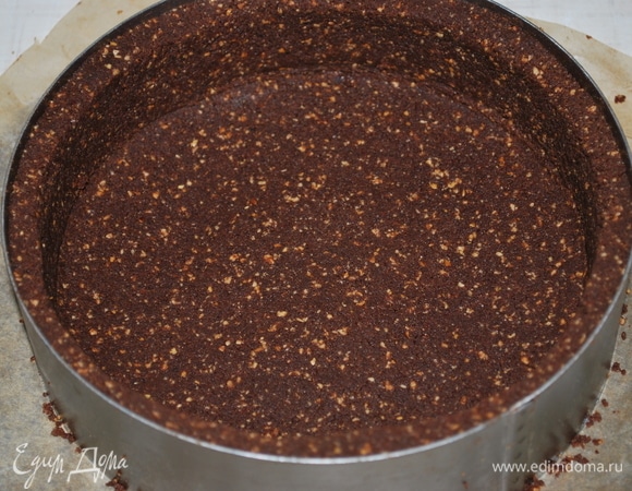 Сформируйте и утрамбуйте дно. Толщину стенок регулируйте сами. Готовую основу надо поставить в холодильник. Тем временем приготовим карамель и сырный слой.