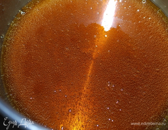 Для приготовления карамели в сотейнике с толстым дном сахар, воду и глюкозный сироп довести на огне до янтарного цвета.