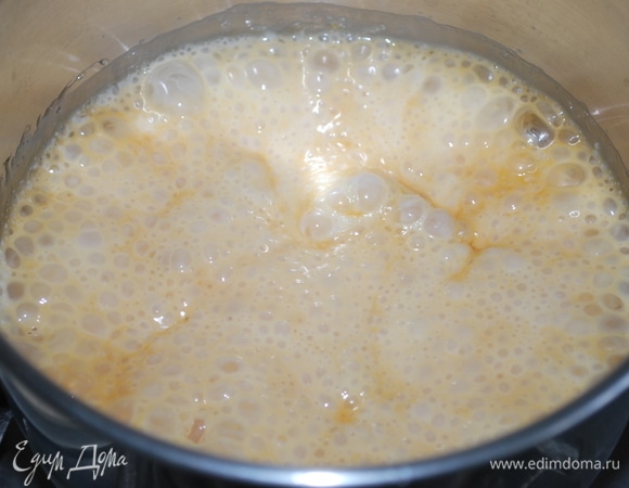 Влить горячие сливки, проварить все вместе несколько минут. Добавить соль и ванильный сироп.