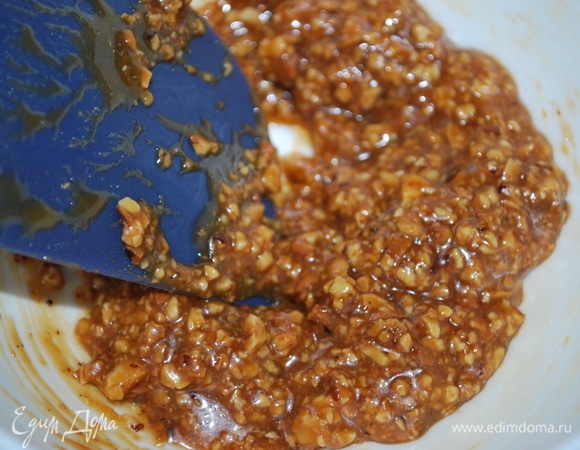 Для фундучных ирисок теплую карамель (30 г) смешать с перемолотым фундуком (30 г).