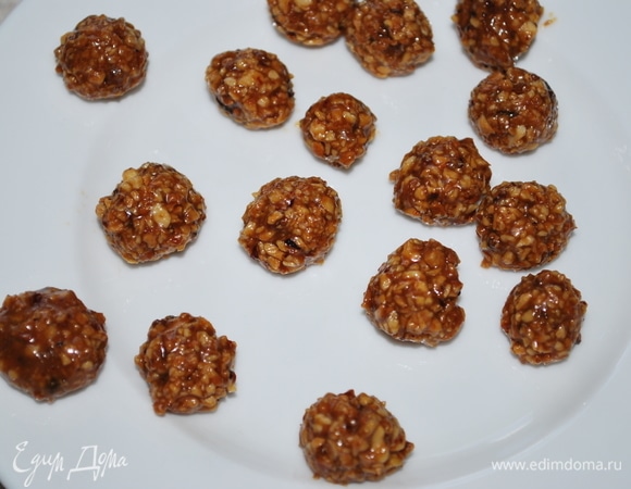 Сформировать маленькие шарики из карамельной массы. Ириски готовы.
