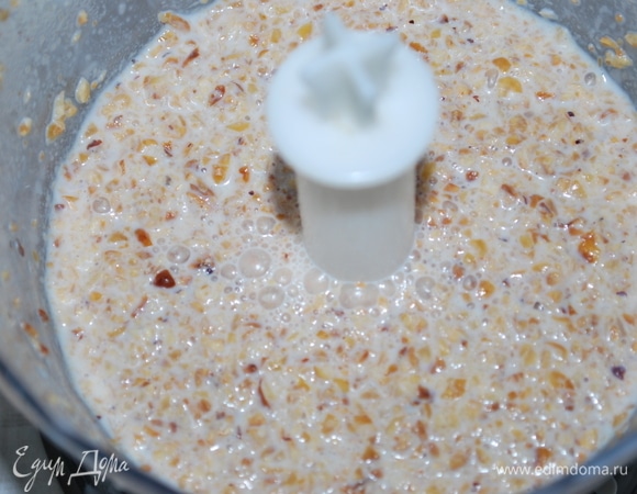 Молоко, где настаивался фундук, надо перемолоть в блендере и процедить с помощью марли. Фундучное молоко надо будет добавить в сырный слой.