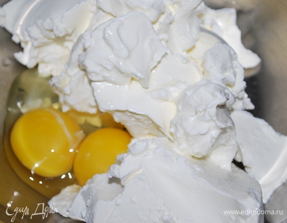 Для сырного слоя надо смешать яйцо, желток и сыр с помощью миксера до пышной массы.