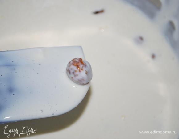 В оставшуюся сырную массу подмешать сахар, фундучное молоко и фундучные ириски.