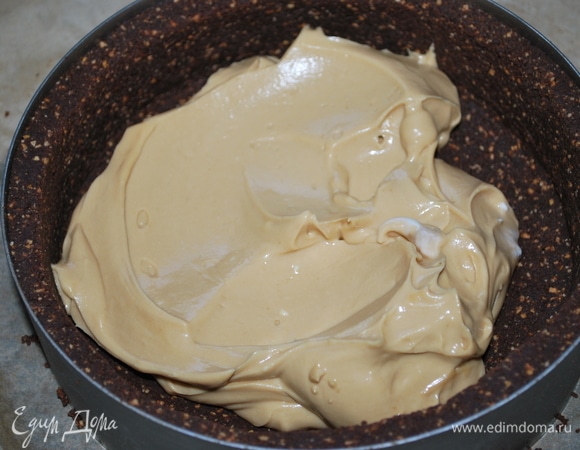 Сформируем чизкейк. На песочную основу сначала выложить карамельный слой, разровнять его.