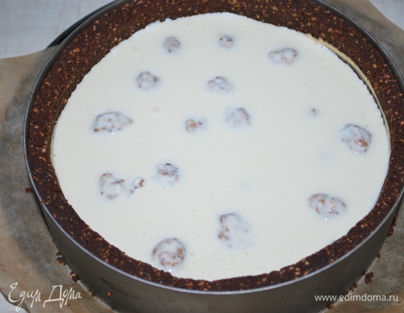 И сверху вылить фундучный слой с ирисками.