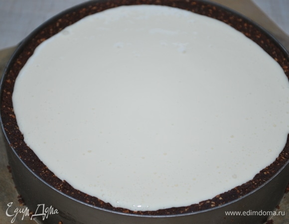 Выпекать чизкейк в духовке при 100–110°C примерно 145–160 минут до готовности. Чизкейк остудить до комнатной температуры и только потом убрать в холодильник минимум на 6–8 часов.