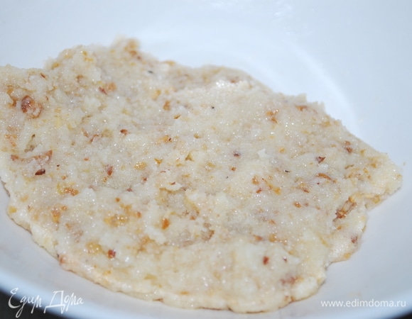 Из масла, муки, сахара и перемолотых орехов (которые остались от фундучного молока) сделать тесто для печенья.