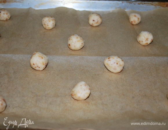 Сформировать маленькие шарики и разложить их далеко друг от друга. Выпекать примерно 15 минут до золотистого цвета при температуре 170°C.