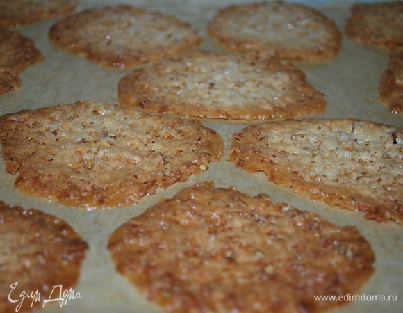 Готовое печенье охладить и украсить им чизкейк.