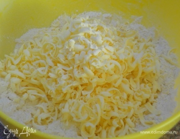 Просеять муку с солью и натереть на терке в нее охлажденное сливочное масло. Перетереть руками до состояния крошки.