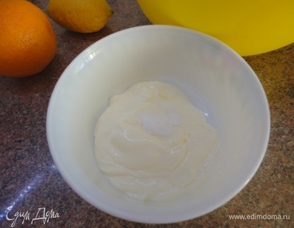 Сметану смешать с содой, добавить к муке с маслом. Замесить тесто до эластичности. Оно должно отставать от рук. Выдержать в холодильнике 30 минут.