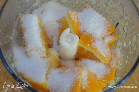 Для начинки лимон и апельсин помыть, нарезать на кусочки, удалить косточки и пробить в блендере вместе с кожурой и сахаром, перемешать.