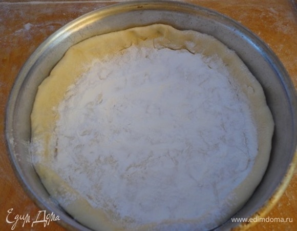 Готовое тесто разделить на 2 части: одна часть — 2/3, вторая часть — 1/3. Раскатать 2/3 теста, выложить в разъемную форму. Наколоть дно вилкой. Равномерно распределить по тесту крахмал.