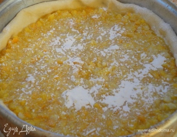 Выложить начинку и сверху также посыпать крахмалом.