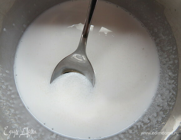 Для приготовления глазури замачиваем желатин в воде в соотношении 1 г желатина на 1 г воды. В одном сотейнике смешиваем сливки и молоко, доводим до кипения, убираем с огня.