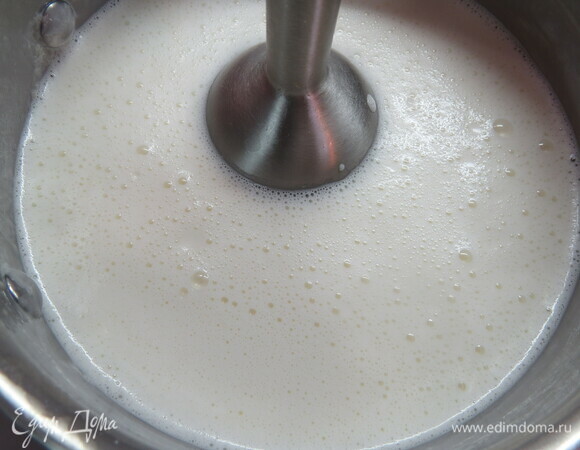 При необходимости можно пробить блендером до однородности, но могут появиться мелкие пузыри. Чтобы избавиться от пузырей, можно пропустить глазурь через мелкое сито. Если есть время, я просто ставлю глазурь в холодильник и с поверхности застывшей глазури снимаю мелкие пузыри ложкой, затем опять довожу глазурь до рабочей температуры в микроволновке. Заливаем глазурью торт.