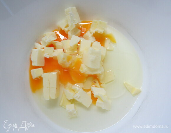 Готовим тесто. Нарезанное на мелкие кусочки масло перемешать с яйцом (однородной массы добиваться не надо).