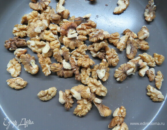 Готовим начинку. Орехи обжарить на сухой сковороде до золотистого цвета, а затем порубить.