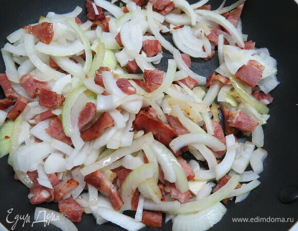 Большую луковицу нарезать полукольцами и обжарить на среднем огне на небольшом количестве растительного масла до прозрачности и золотистого цвета. Ветчину нарезать кубиками или небольшими ломтиками. Саму ветчину можно немного обжарить, но можно обойтись и без обжарки (тут по желанию).