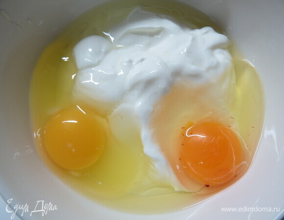 В миске соединить сметану, яйца. Все перемешать. Подсолить по вкусу, ориентируясь на соленость ветчины и сыра.