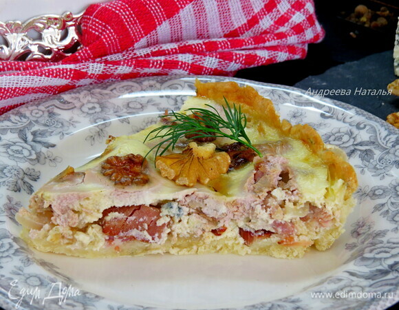 Подавать теплым или холодным. Имейте в виду, что горячий пирог будет хуже держать форму.