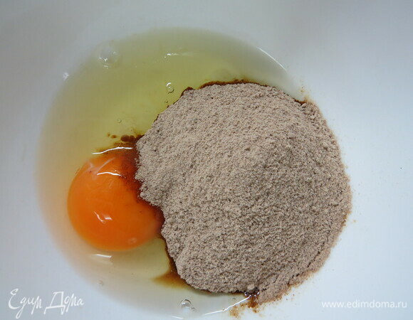 Взбиваем яйца комнатной температуры с сахаром в густую пышную массу. У меня пудра из тростникового сахара, поэтому темная. Можно использовать обычную пудру.