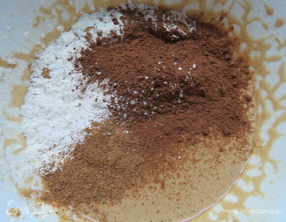Добавить муку с какао, специями и разрыхлителем в тесто. У меня была готовая смесь пряностей, там в составе — молотый имбирь, корица, бадьян, кардамон, душистый перец, гвоздика и черный перец.