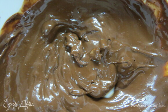 Растопить шоколад с маслом и добавить в тесто. В конце добавить цедру и перемешать.⠀