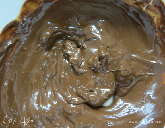 Растопить шоколад с маслом и добавить в тесто. В конце добавить цедру и перемешать.⠀