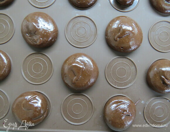 Отсадить печенье из мешка лепешками размером 3–5 см на пергамент, выпекать при 175°C 8–12 минут в зависимости от размера печенья.