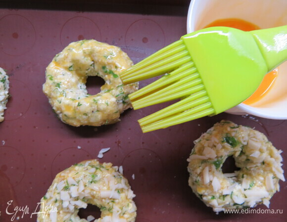 Формируем бублики на бумаге для выпечки, смазываем яйцом.