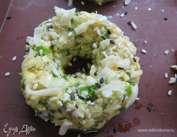 Посыпаем сыром и кунжутом.