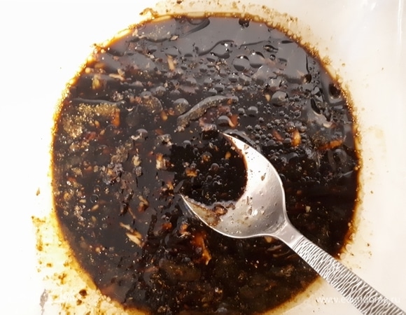 Для маринада смешайте мед, темный соевый соус, оливковое масло и сок половины лимона. Добавьте специи и раздавленный чеснок. Перемешайте до однородности.