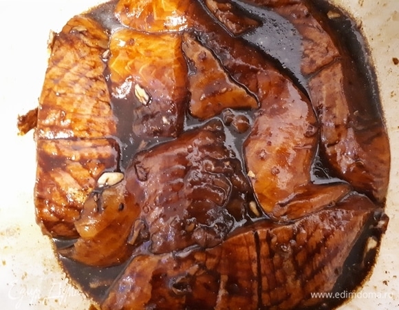 Снимите кожу со стейков, залейте их маринадом и оставьте в холодильнике на 2 часа минимум, а лучше на ночь.