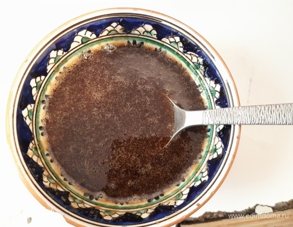 Для соуса смешайте мед, светлый соевый соус и концентрированный гранатовый сок.