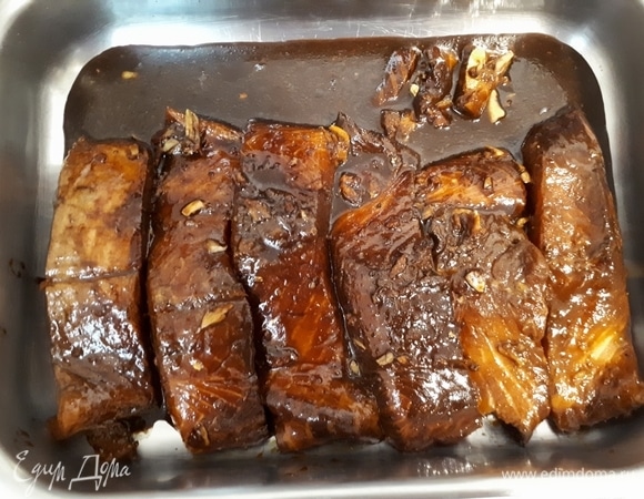 Выложите стейки на противень, залейте маринадом. Полейте каждый стейк соусом и поставьте запекаться в духовку на 20–30 минут при 200°C.