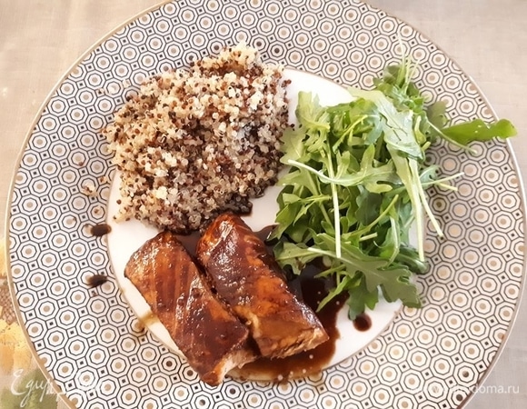 Перед подачей полейте стейки соусом. На гарнир очень хорошо подходит киноа.