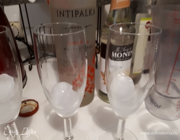 Охладите бокалы для шампанского, положив в них лед.